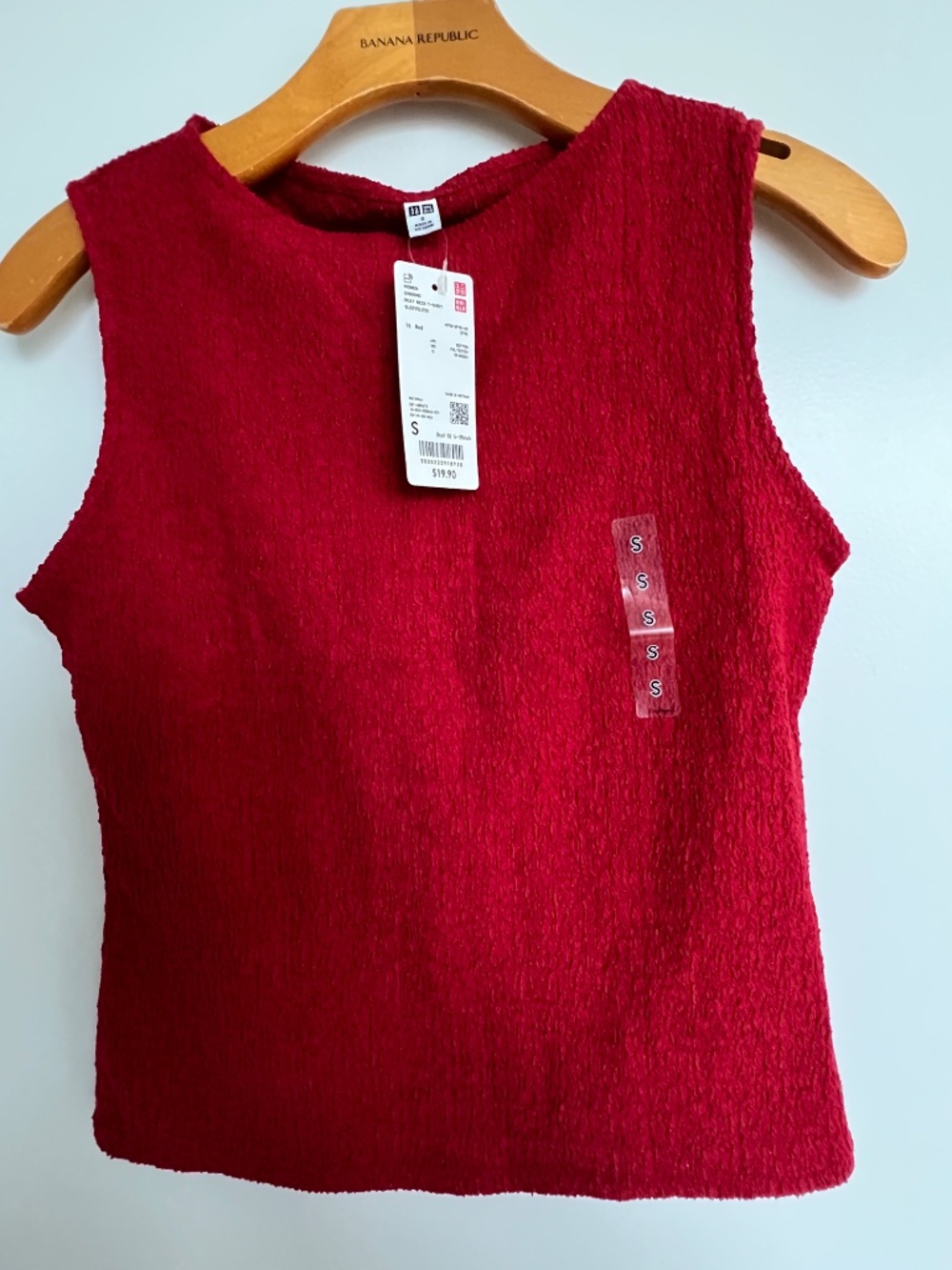 Uniqlo red boatneck ruffled sleeveless top